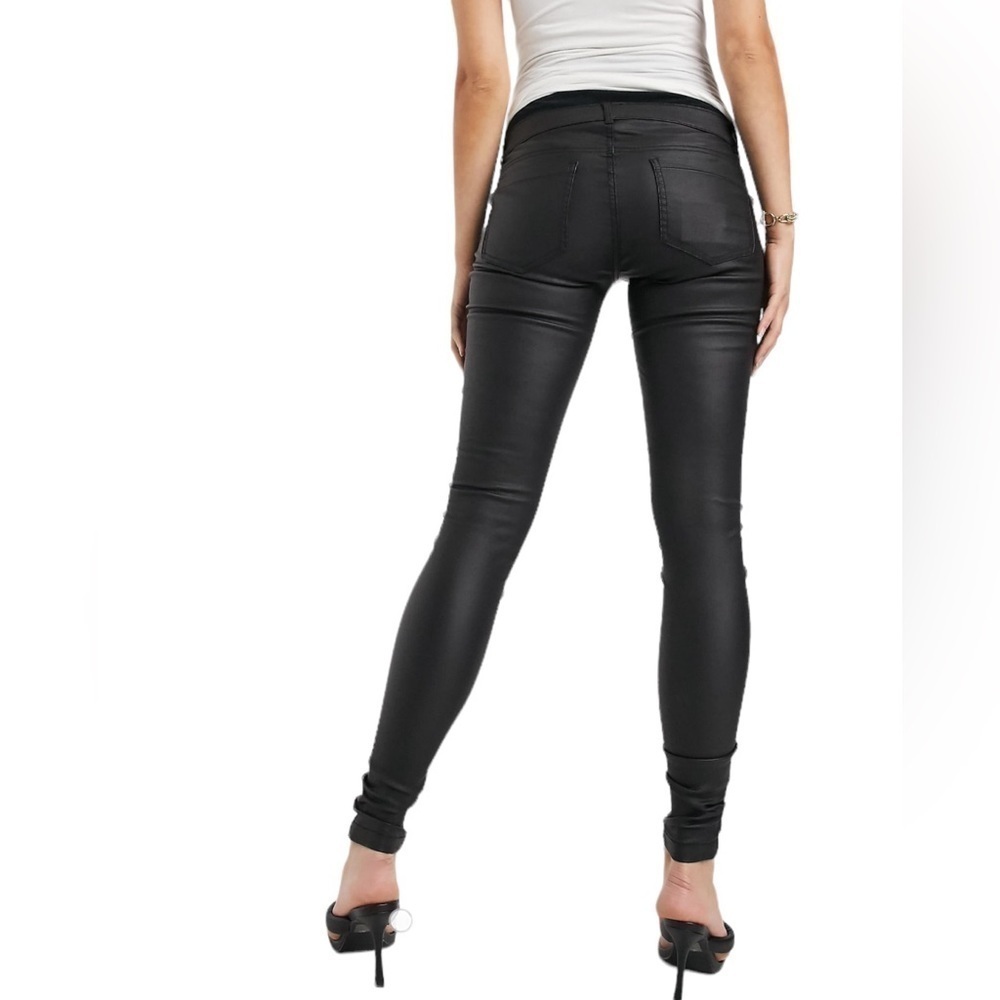 Mama Licious MATERNITY COATED SKINNY JEANS IN BLACK - Picture 3 of 14
